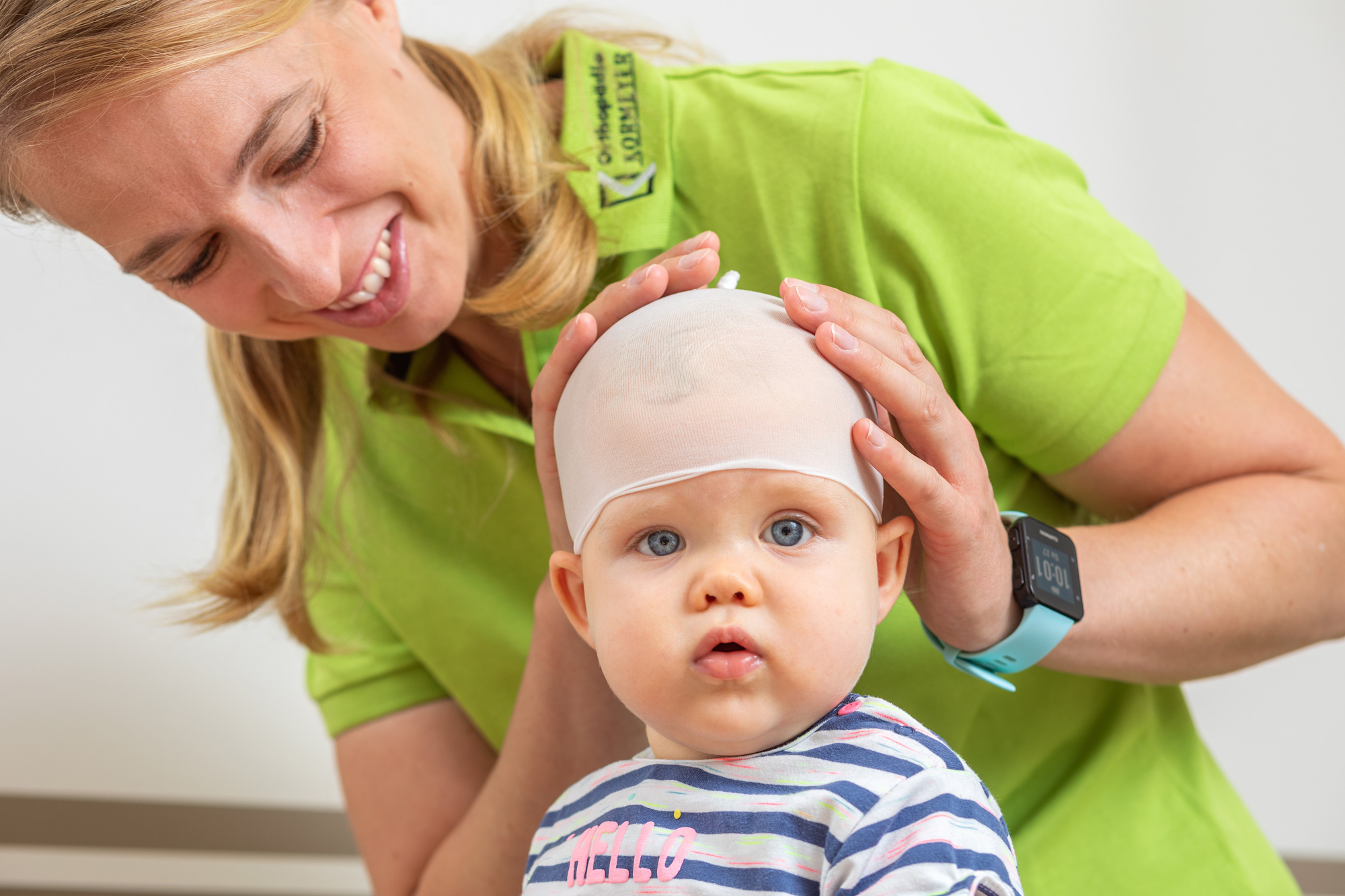 Ariane Bröcker bei der Helmtheraphie