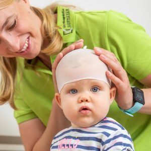 Ariane Bröcker bei der Helmtheraphie